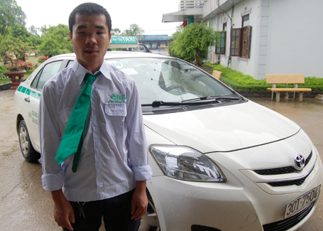 Tài xế taxi cắn tay kẻ cướp, thoát chết trong đêm - Hình 2