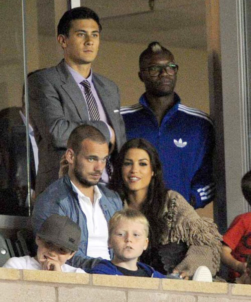 Vợ mặc áo mỏng tang mừng sinh nhật Sneijder - Hình 4