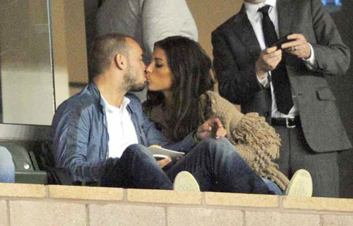 Vợ mặc áo mỏng tang mừng sinh nhật Sneijder - Hình 5