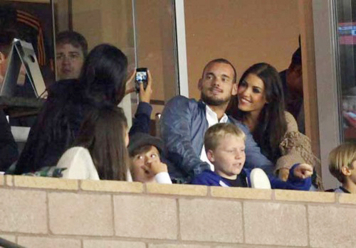 Vợ mặc áo mỏng tang mừng sinh nhật Sneijder - Hình 6