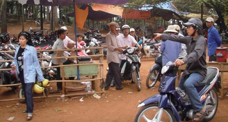 Bát nháo chốn thiền môn - Hình 2