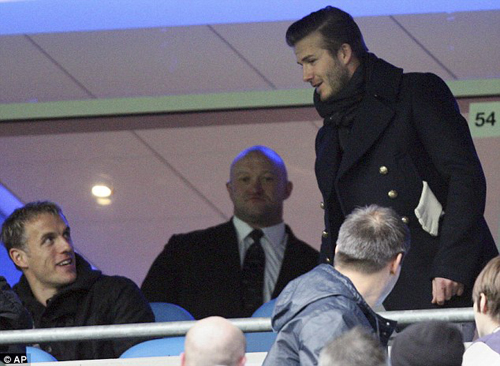 Becks và con trai đi xem trận đấu của M.U - Hình 4