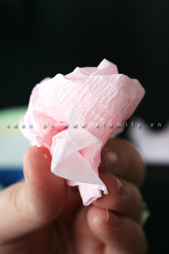 Biến giấy gói hoa cũ thành quả cầu hoa tuyệt đẹp - Hình 8