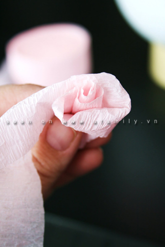 Biến giấy gói hoa cũ thành quả cầu hoa tuyệt đẹp - Hình 5