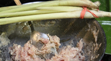 [Chế biến]- Cơm ngon với món gà cuốn sả - Hình 7