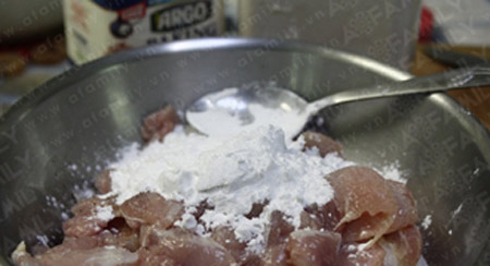 [Chế biến]- Cơm ngon với món gà cuốn sả - Hình 2