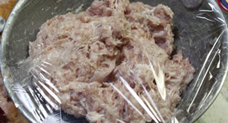 [Chế biến]- Cơm ngon với món gà cuốn sả - Hình 4