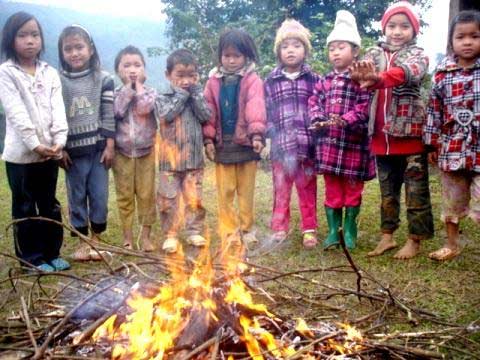 Đốt lửa trong lớp để sưởi ấm - Hình 5