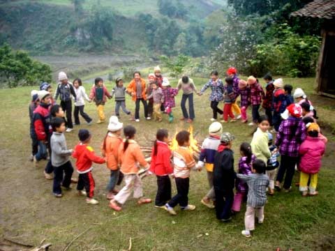 Đốt lửa trong lớp để sưởi ấm - Hình 6
