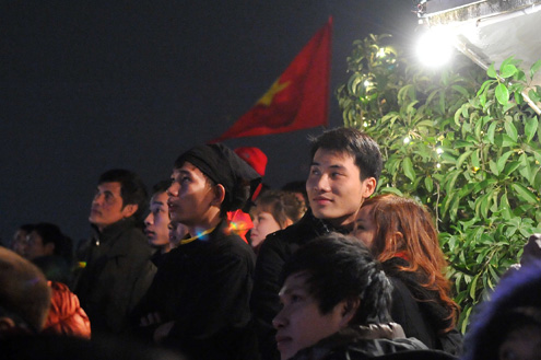 Hàng nghìn người đổ ra đường đón năm mới - Hình 5