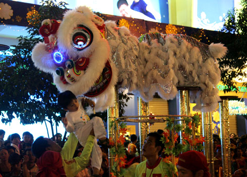 Hàng nghìn người đổ ra đường đón năm mới - Hình 17