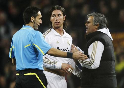 HLV Mourinho đón lõng trọng tài Teixeira - Hình 2
