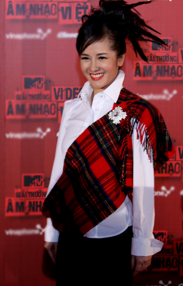 Hồng Nhung quấn khăn che bụng bầu - Hình 3