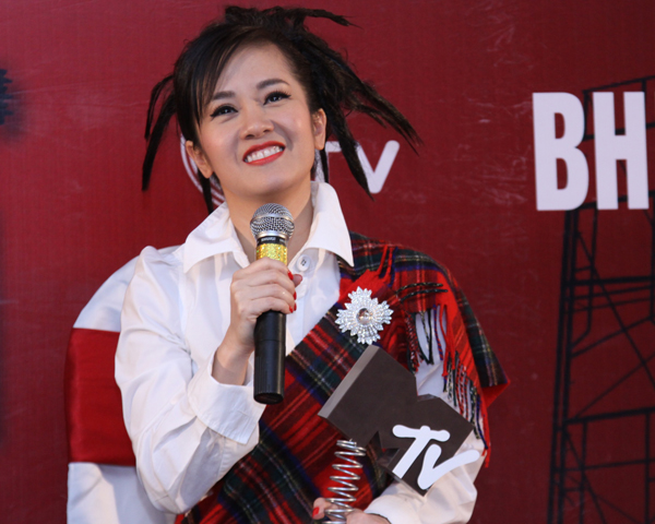 Hồng Nhung quấn khăn che bụng bầu - Hình 2