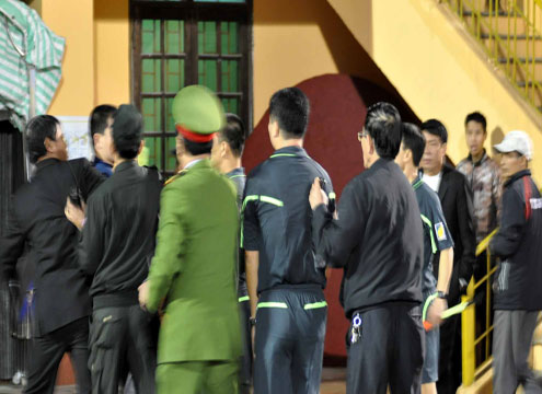 Khán giả đòi giết trọng tài Vũ Bảo Linh - Hình 3