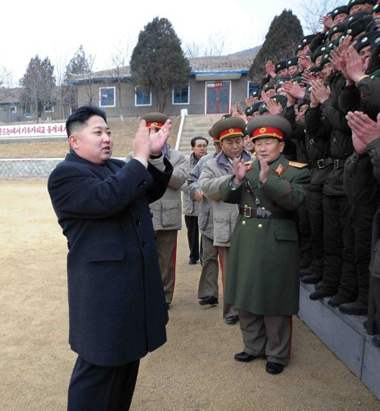 Kim Jong-un thị sát quân đội lần đầu - Hình 1