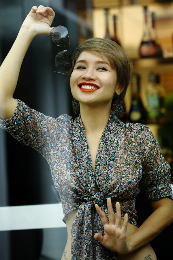 Mai Khôi khoe hình xăm quanh eo - Hình 2