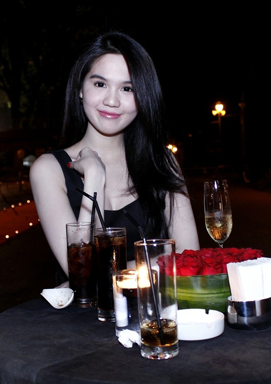 Ngọc Trinh diện toàn hàng hiệu đi tiệc - Hình 6