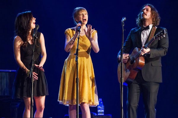 Taylor Swift lần đầu biểu diễn hit mới - Hình 1