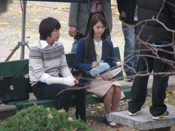 Jang Geun Suk băng kín tay vẫn hết lòng chăm sóc Yoona - Hình 5