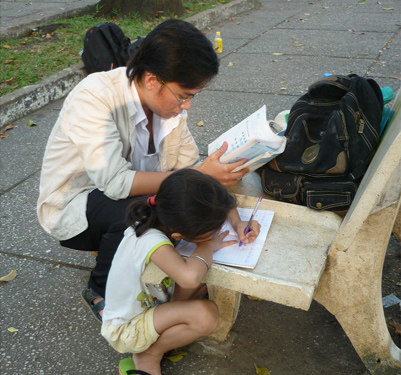 Thầy giáo trong công viên - Hình 1