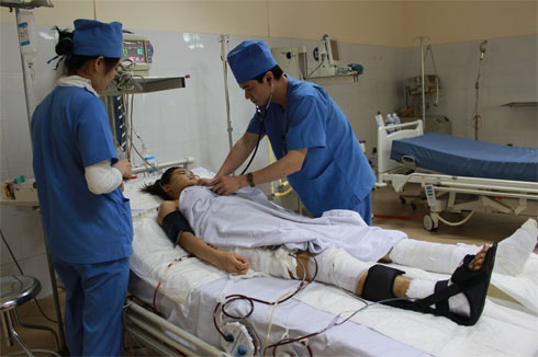 Phơi quần áo, thiếu nữ ngã từ tầng 5 - Hình 1