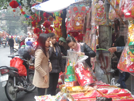 Sôi động thị trường đồ cúng ông Công, ông Táo - Hình 1