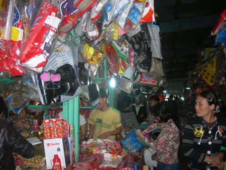 Sôi động thị trường đồ cúng ông Công, ông Táo - Hình 3