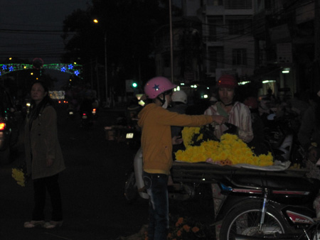 Sôi động thị trường đồ cúng ông Công, ông Táo - Hình 7