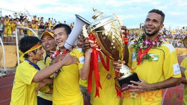 Sông Lam Nghệ An vẫn chờ tiền thưởng - Hình 1