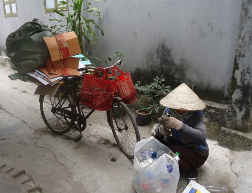Ve chai nhọc nhằn mưu sinh đầu năm - Hình 1