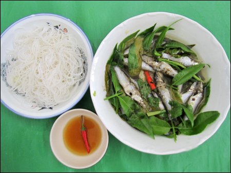 Cá linh kho đọt cóc - món ăn ngày lũ - Hình 1