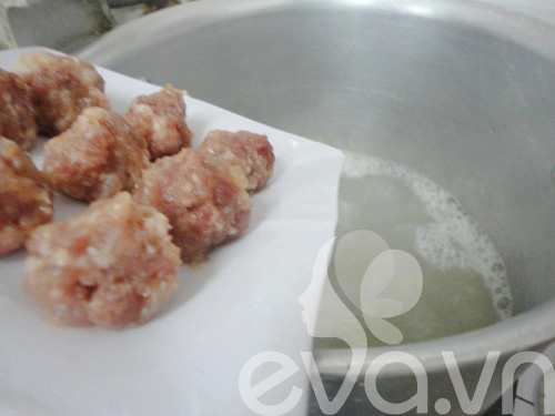 [Chế biến] - Canh bí đỏ nấu tôm thịt - Hình 6