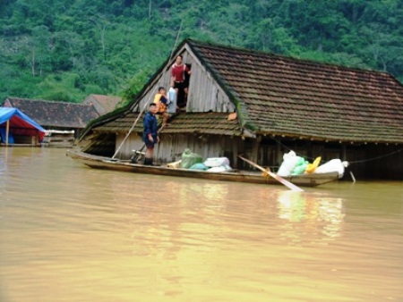 Rốn lũ Tân Hóa chuẩn bị vũ khí đón lũ - Hình 1