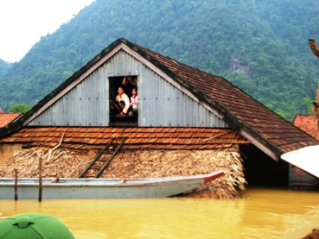 Rốn lũ Tân Hóa chuẩn bị vũ khí đón lũ - Hình 4