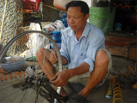 Tỷ phú sửa xe đạp - Hình 1