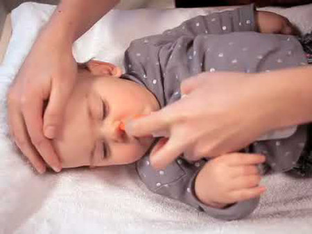 Việc vệ sinh mũi cho bé khi giao mùa - Hình 1