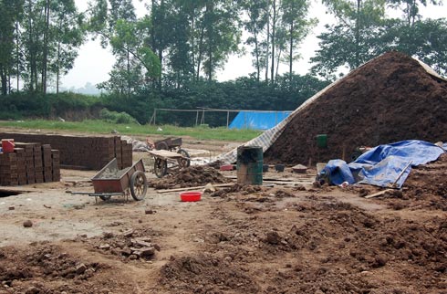 Vụ nổ máy gạch có thể do bom bi - Hình 1