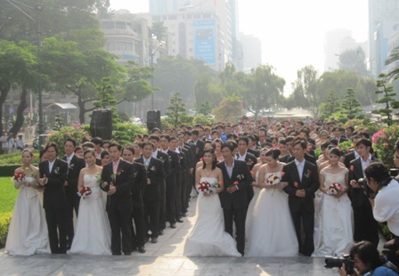 120 đôi uyên ương rạng rỡ trong đám cưới đông nhất Việt Nam - Hình 3