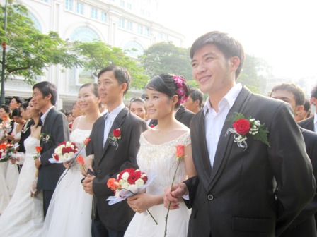 120 đôi uyên ương rạng rỡ trong đám cưới đông nhất Việt Nam - Hình 1