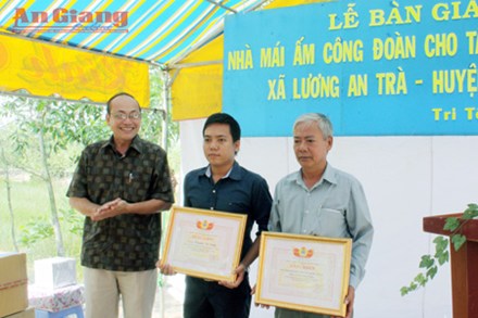 An Giang: Gắn biển công trình chào mừng Đại hội Công đoàn - Hình 1