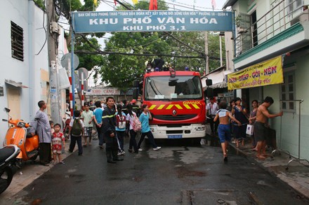 Cháy lớn ở khu dân cư, hàng trăm người dân tháo chạy - Hình 1