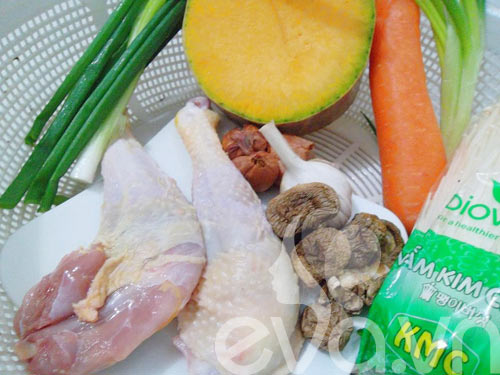 [Chế biến] - Đùi gà hầm nấm và bí đỏ - Hình 1