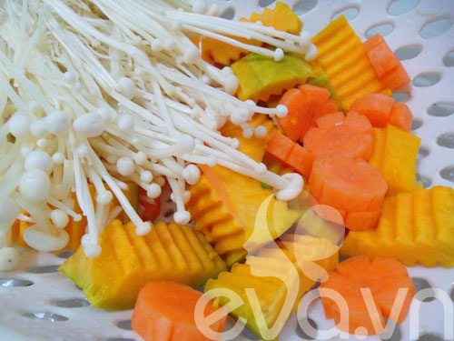 [Chế biến] - Đùi gà hầm nấm và bí đỏ - Hình 4