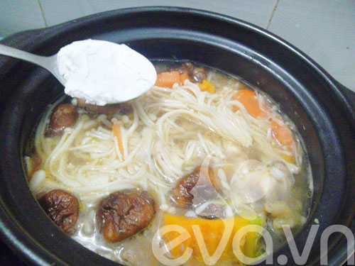 [Chế biến] - Đùi gà hầm nấm và bí đỏ - Hình 9