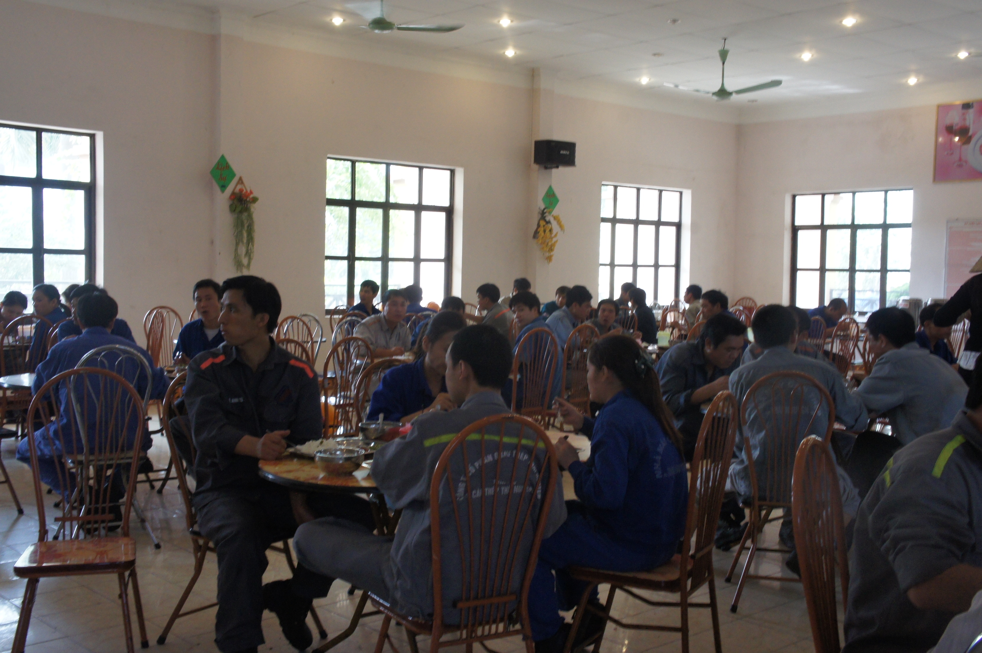 Cty CP Gang thép Thái Nguyên xây nhà ăn tự chọn cho công nhân - Hình 3