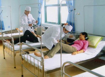 Hàng chục y, bác sĩ bỗng nhiên bị cắt phụ cấp nghề - Hình 1