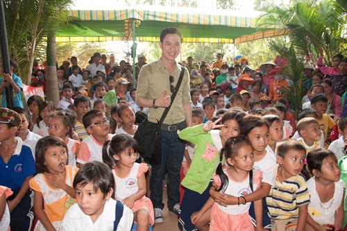 MC Anh Quân rủ Quách Tuấn Du, Như Ý đi từ thiện - Hình 5