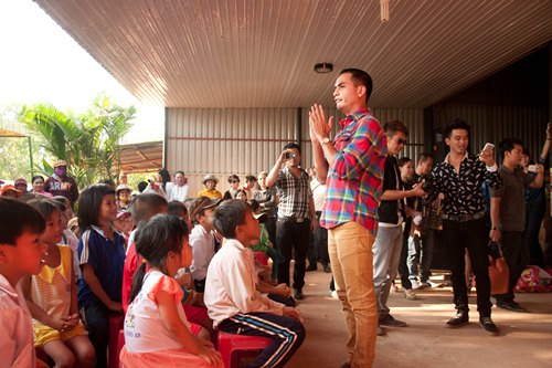MC Anh Quân rủ Quách Tuấn Du, Như Ý đi từ thiện - Hình 2