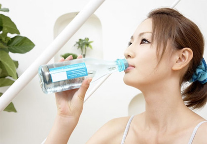 Nhức đầu, co giật vì uống quá nhiều nước - Hình 1